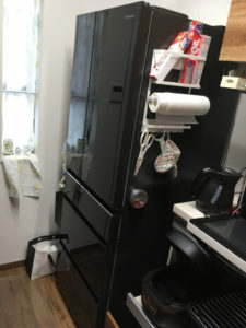 パナソニックの冷蔵庫「NR-F505HPX-N」のキッチンでの設置風景