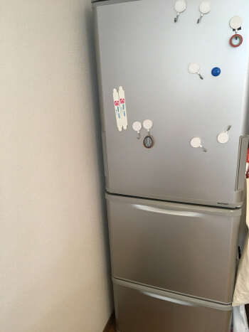 シャープの冷蔵庫「SJ-W351E」の設置風景